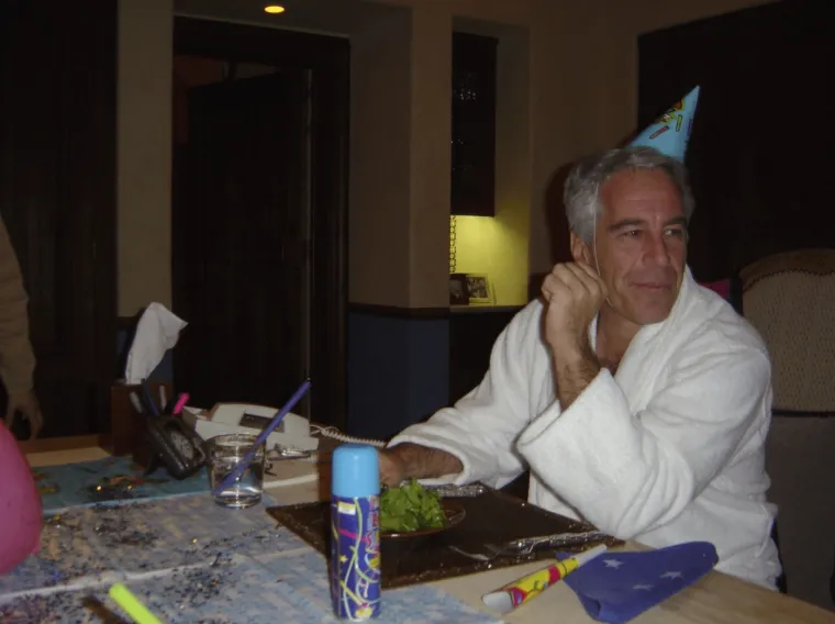 Vruće igračke i znakovita knjiga: Pogledajte s čime su se sve Epstein i Maxwell zabavljali