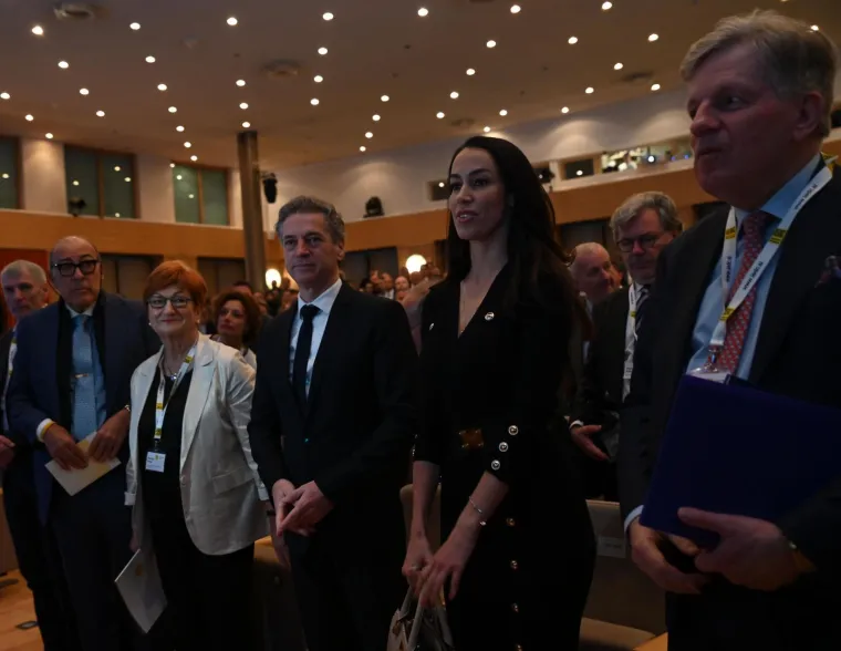 Tina Gaber Golob u vatrenom izdanju, ali elegantna crnka zapela je oku kamere