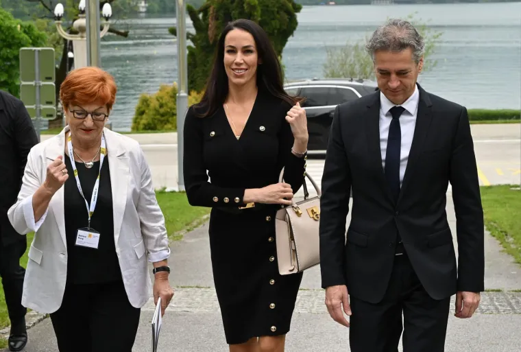 Tina Gaber Golob u vatrenom izdanju, ali elegantna crnka zapela je oku kamere