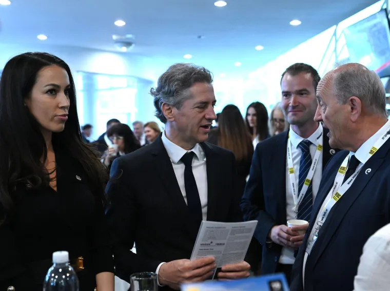 Tina Gaber Golob u vatrenom izdanju, ali elegantna crnka zapela je oku kamere