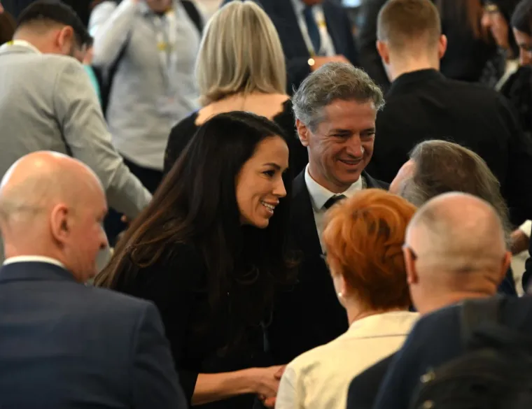 Tina Gaber Golob u vatrenom izdanju, ali elegantna crnka zapela je oku kamere