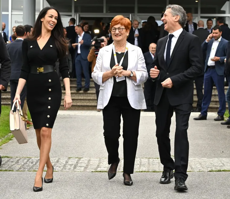 Tina Gaber Golob u vatrenom izdanju, ali elegantna crnka zapela je oku kamere