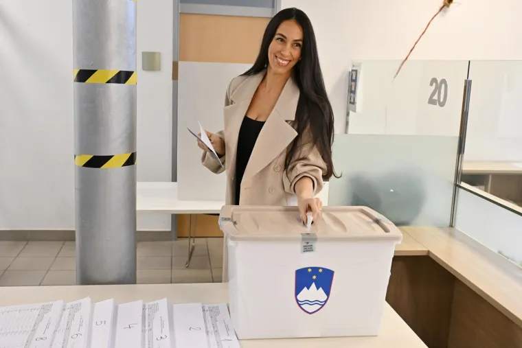 Tina Gaber Golob u vatrenom izdanju, ali elegantna crnka zapela je oku kamere