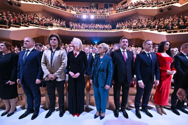 Tina Gaber Golob u vatrenom izdanju, ali elegantna crnka zapela je oku kamere