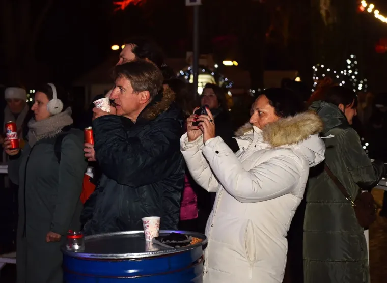 &Scaron;alovima i osmijesima prkosile minusu: Karlovčanke ukrale adventsku večer