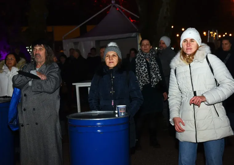 &Scaron;alovima i osmijesima prkosile minusu: Karlovčanke ukrale adventsku večer