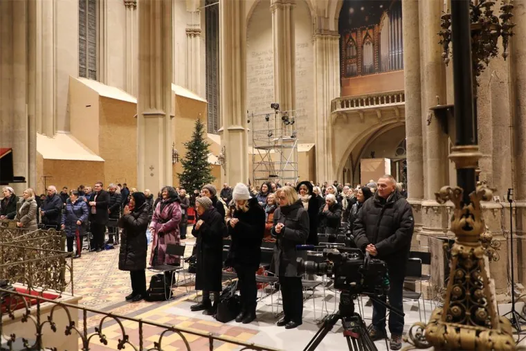 Vjernici se na Badnjak vratili u zagrebačku katedralu: Emotivni prizori prve mise nakon obnove