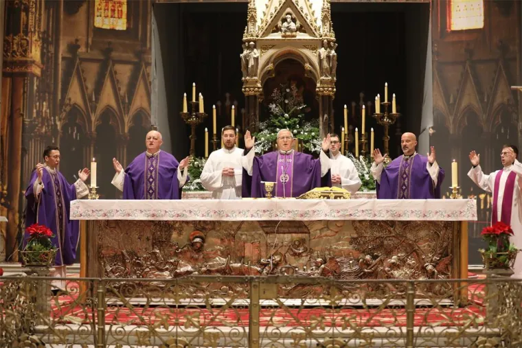 Vjernici se na Badnjak vratili u zagrebačku katedralu: Emotivni prizori prve mise nakon obnove