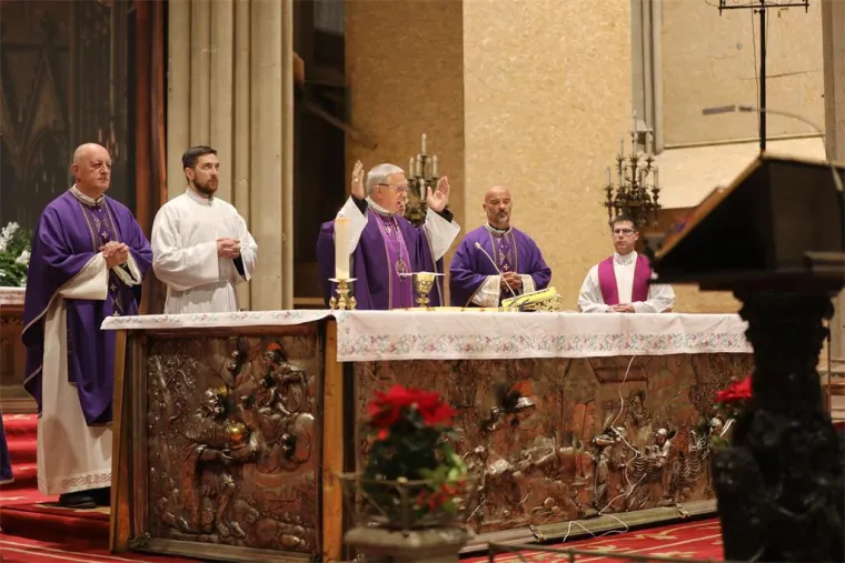 Vjernici se na Badnjak vratili u zagrebačku katedralu: Emotivni prizori prve mise nakon obnove