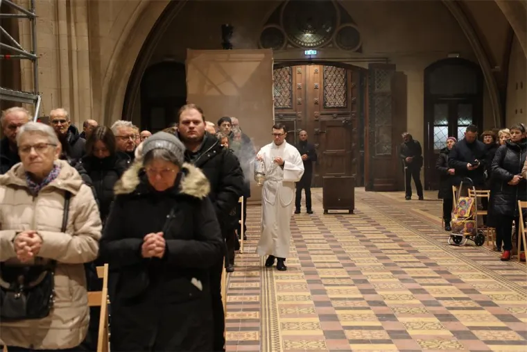 Vjernici se na Badnjak vratili u zagrebačku katedralu: Emotivni prizori prve mise nakon obnove