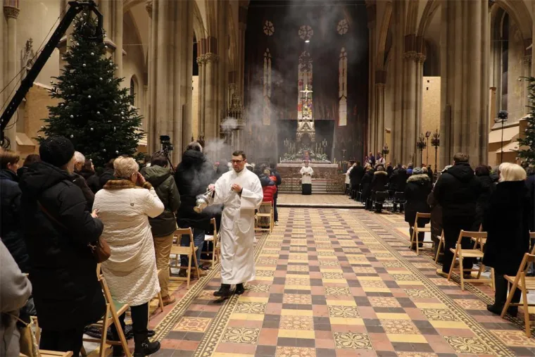 Vjernici se na Badnjak vratili u zagrebačku katedralu: Emotivni prizori prve mise nakon obnove