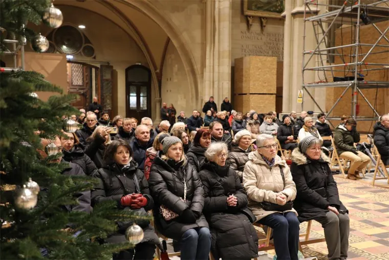 Vjernici se na Badnjak vratili u zagrebačku katedralu: Emotivni prizori prve mise nakon obnove