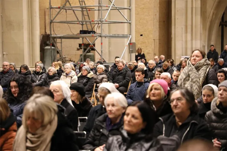 Vjernici se na Badnjak vratili u zagrebačku katedralu: Emotivni prizori prve mise nakon obnove