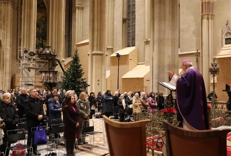 Vjernici se na Badnjak vratili u zagrebačku katedralu: Emotivni prizori prve mise nakon obnove