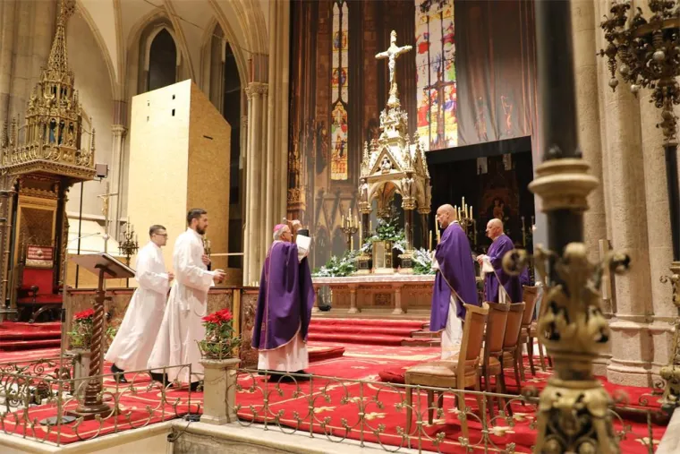 Vjernici se na Badnjak vratili u zagrebačku katedralu: Emotivni prizori prve mise nakon obnove