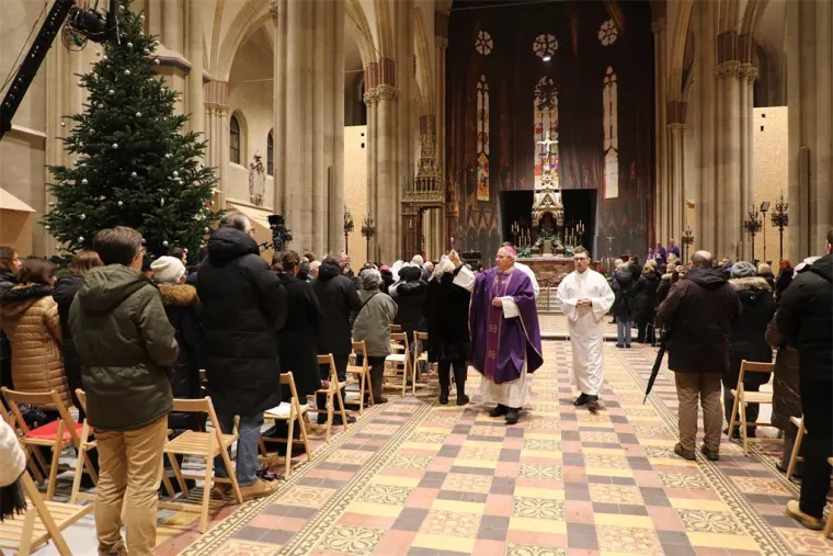 Vjernici se na Badnjak vratili u zagrebačku katedralu: Emotivni prizori prve mise nakon obnove