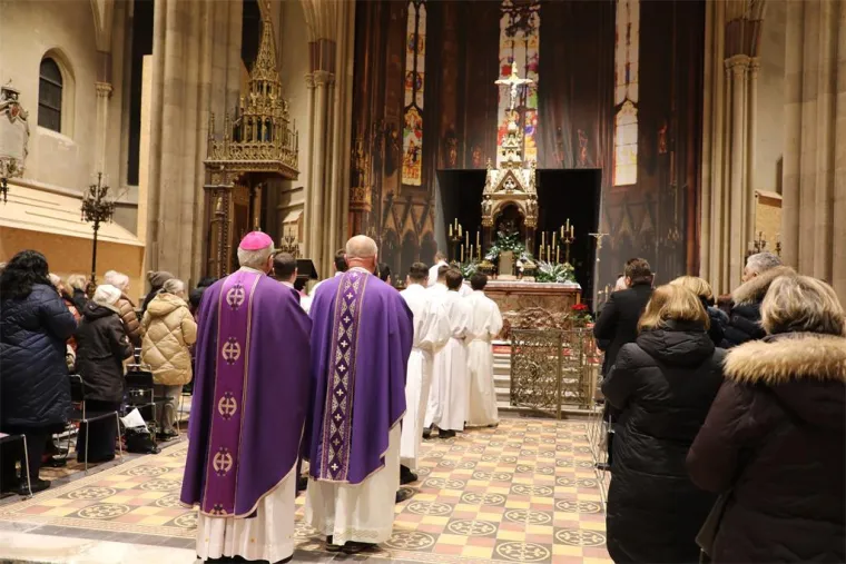 Vjernici se na Badnjak vratili u zagrebačku katedralu: Emotivni prizori prve mise nakon obnove