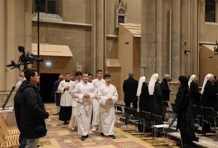 Vjernici se na Badnjak vratili u zagrebačku katedralu: Emotivni prizori prve mise nakon obnove