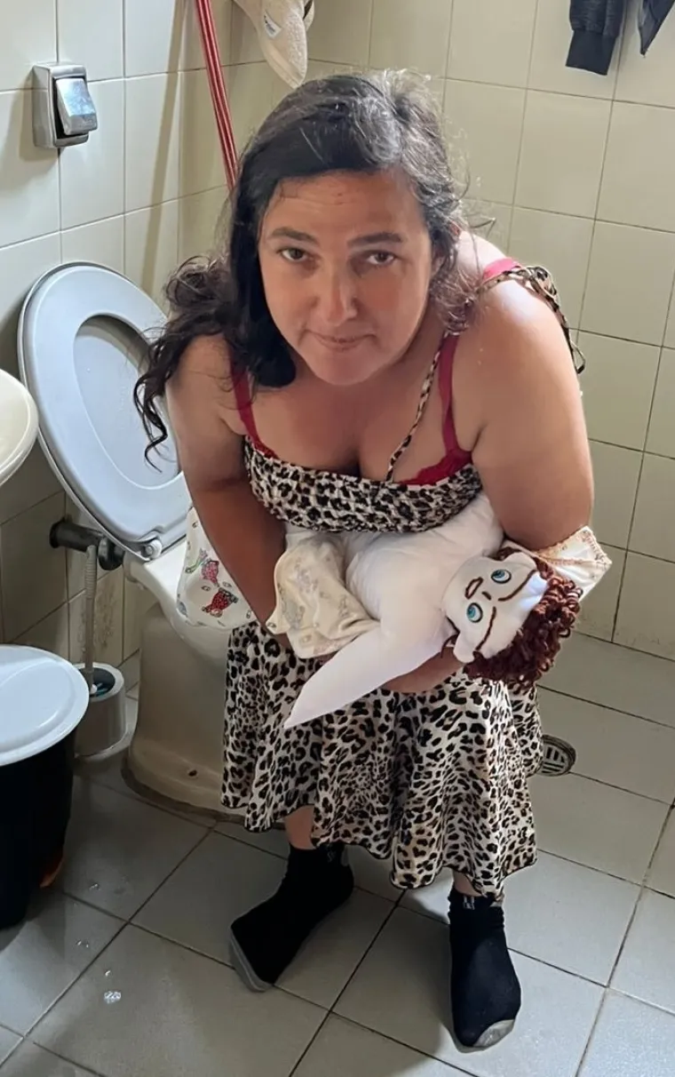 Ovo je najluđa vijest koju ste čuli ovih dana: Žena u kupaonici rodila četvrtu krpenu lutku