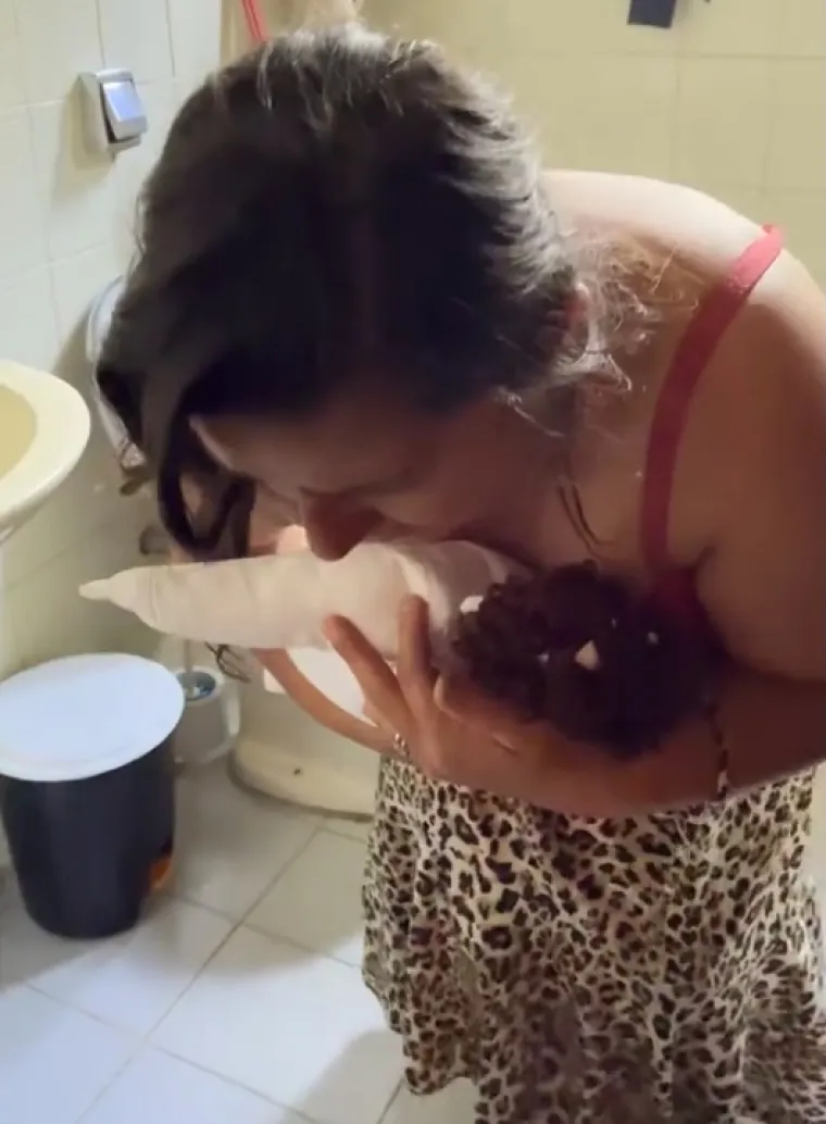 Ovo je najluđa vijest koju ste čuli ovih dana: Žena u kupaonici rodila četvrtu krpenu lutku