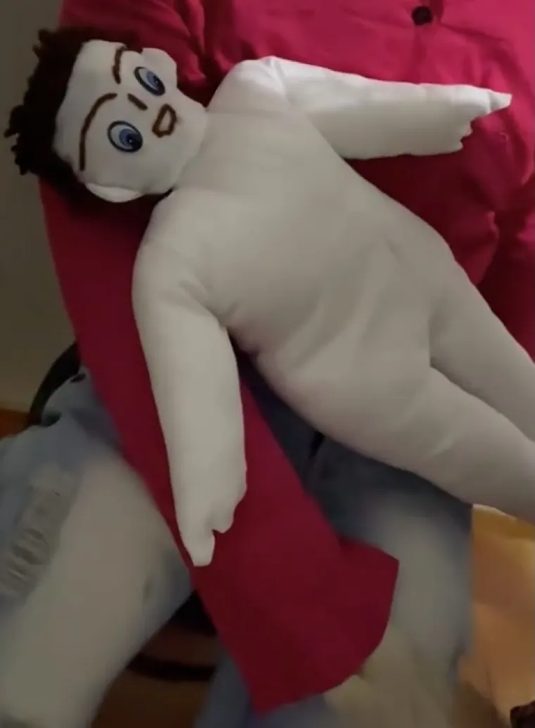 Ovo je najluđa vijest koju ste čuli ovih dana: Žena u kupaonici rodila četvrtu krpenu lutku