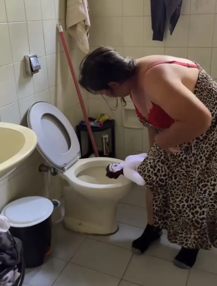 Ovo je najluđa vijest koju ste čuli ovih dana: Žena u kupaonici rodila četvrtu krpenu lutku