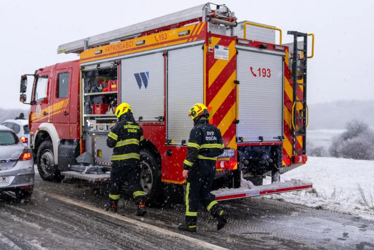 Drama kod Otočca: Kamion izletio s ceste, vatrogasci izvlačili vozača iz vozila