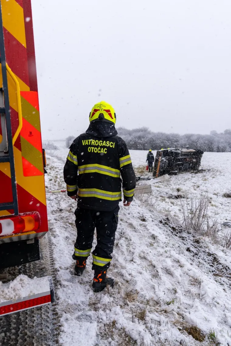 Drama kod Otočca: Kamion izletio s ceste, vatrogasci izvlačili vozača iz vozila