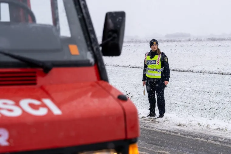 Drama kod Otočca: Kamion izletio s ceste, vatrogasci izvlačili vozača iz vozila