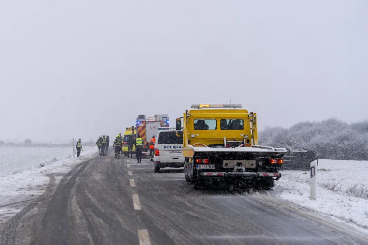 Drama kod Otočca: Kamion izletio s ceste, vatrogasci izvlačili vozača iz vozila