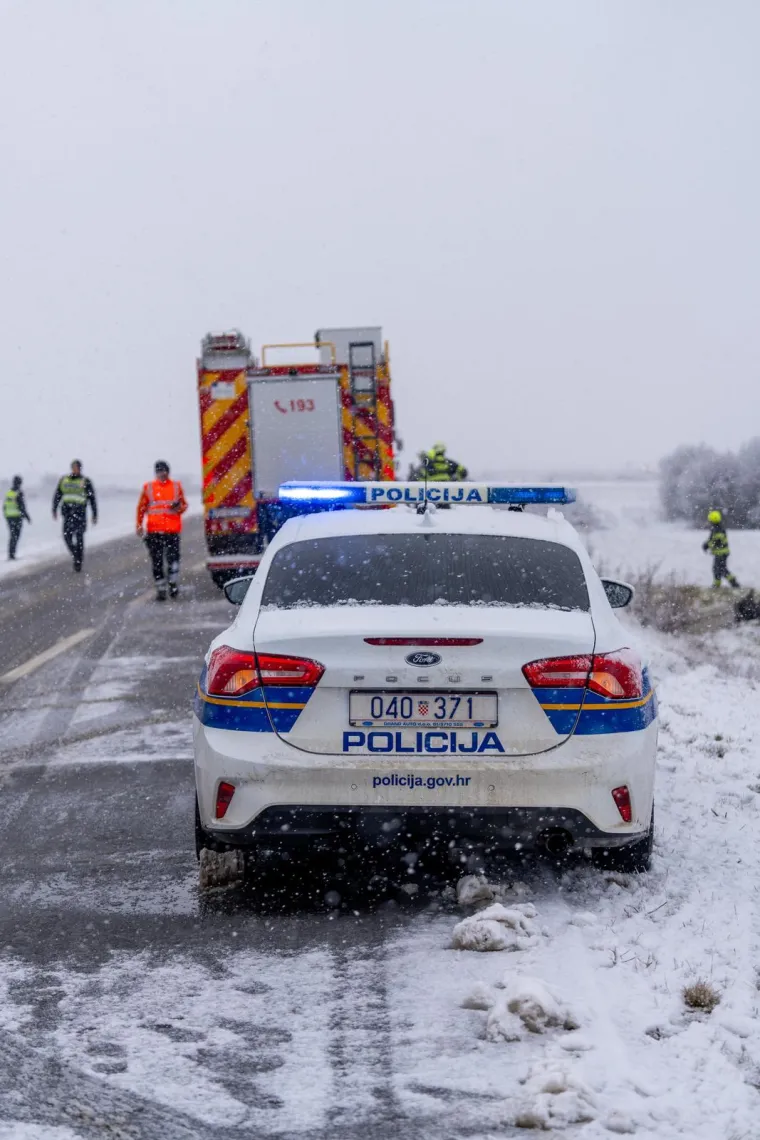 Drama kod Otočca: Kamion izletio s ceste, vatrogasci izvlačili vozača iz vozila