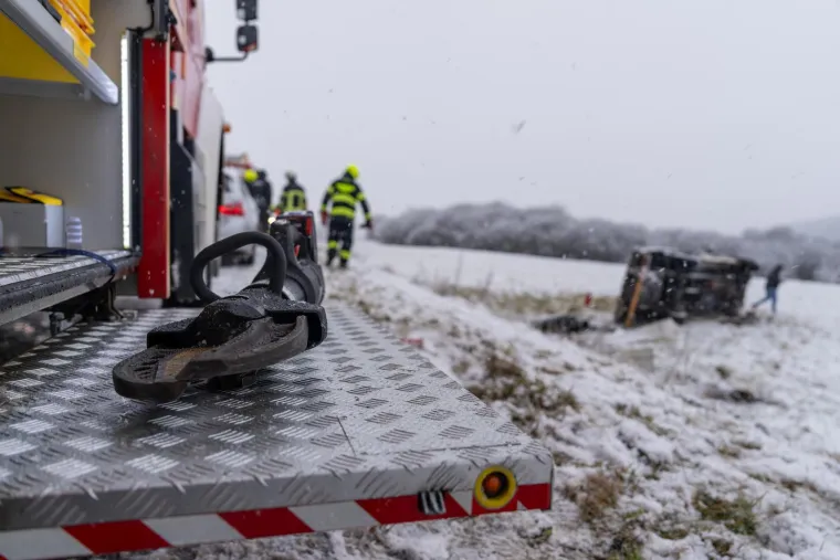 Drama kod Otočca: Kamion izletio s ceste, vatrogasci izvlačili vozača iz vozila