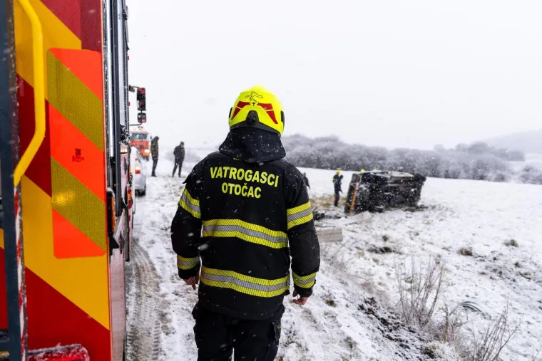Drama kod Otočca: Kamion izletio s ceste, vatrogasci izvlačili vozača iz vozila