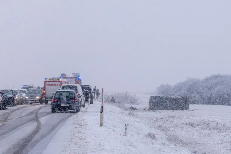Drama kod Otočca: Kamion izletio s ceste, vatrogasci izvlačili vozača iz vozila