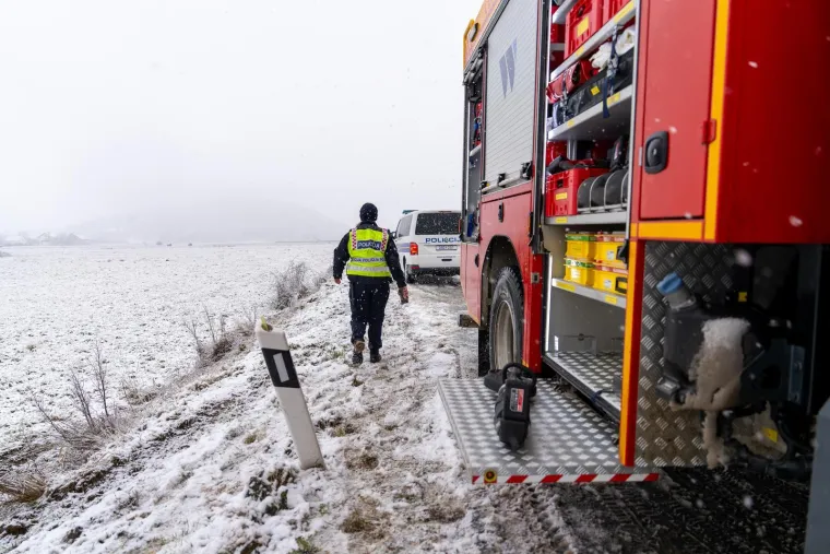 Drama kod Otočca: Kamion izletio s ceste, vatrogasci izvlačili vozača iz vozila