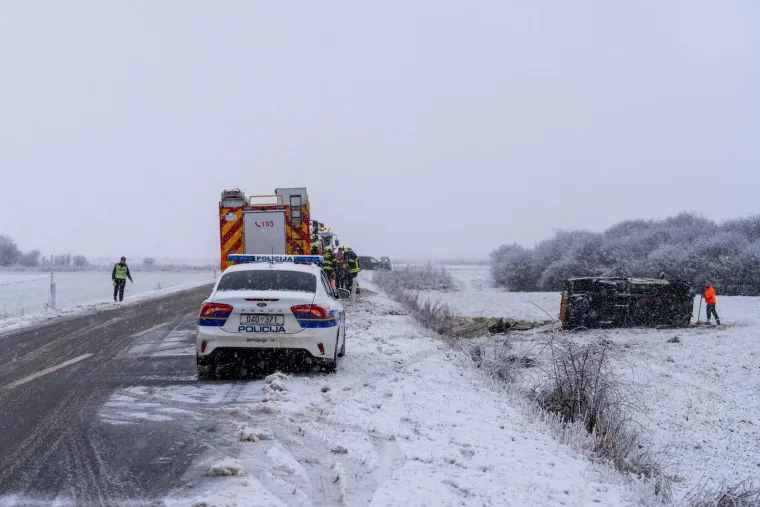 Drama kod Otočca: Kamion izletio s ceste, vatrogasci izvlačili vozača iz vozila