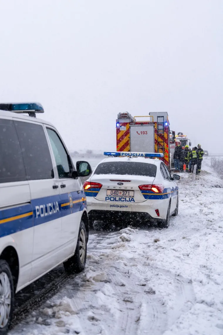 Drama kod Otočca: Kamion izletio s ceste, vatrogasci izvlačili vozača iz vozila