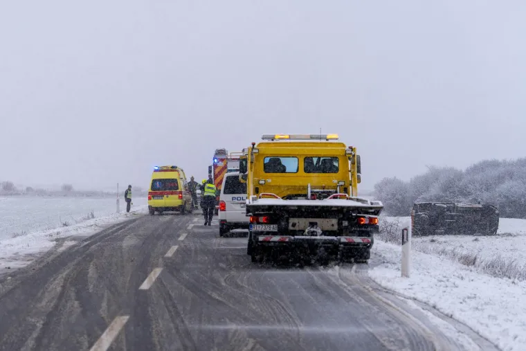 Drama kod Otočca: Kamion izletio s ceste, vatrogasci izvlačili vozača iz vozila