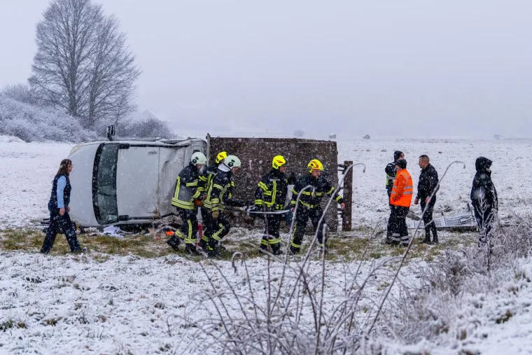 Drama kod Otočca: Kamion izletio s ceste, vatrogasci izvlačili vozača iz vozila