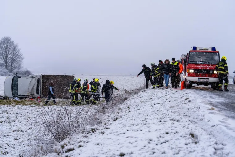 Drama kod Otočca: Kamion izletio s ceste, vatrogasci izvlačili vozača iz vozila