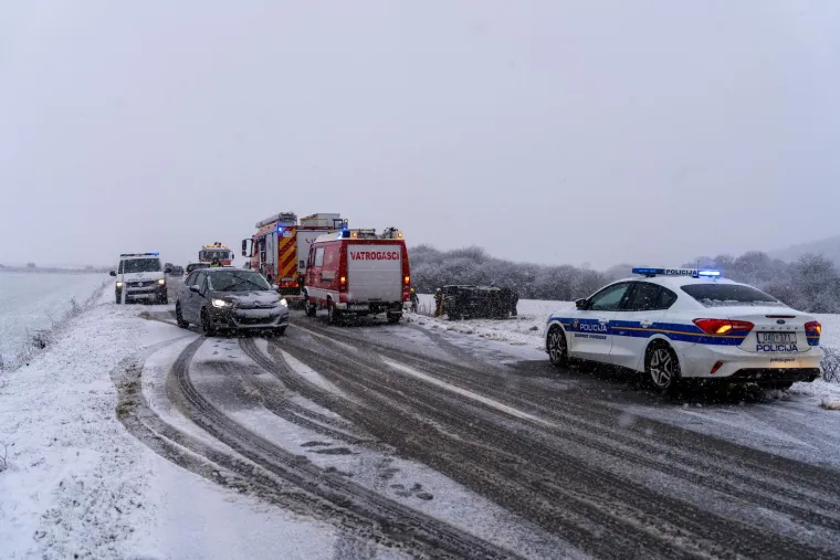 Drama kod Otočca: Kamion izletio s ceste, vatrogasci izvlačili vozača iz vozila