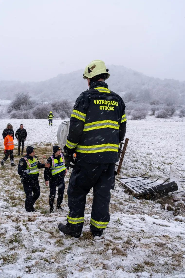Drama kod Otočca: Kamion izletio s ceste, vatrogasci izvlačili vozača iz vozila