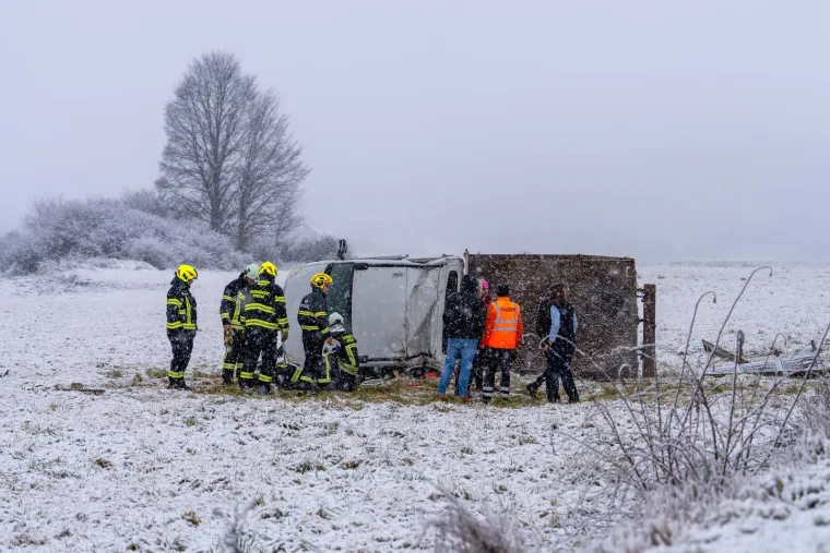 Drama kod Otočca: Kamion izletio s ceste, vatrogasci izvlačili vozača iz vozila
