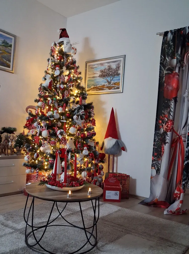 Utrka za najljep&scaron;u božićnu jelku uzela je maha: Zbog ovih 50 žiri je na pravim mukama