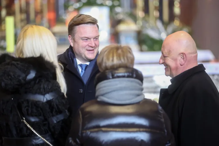 Prizori polnoćke u obnovljenoj Zagrebačkoj katedrali: Pogledajte tko je od političara bio u prvim redovima