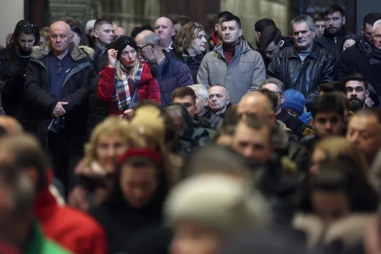 Prizori polnoćke u obnovljenoj Zagrebačkoj katedrali: Pogledajte tko je od političara bio u prvim redovima