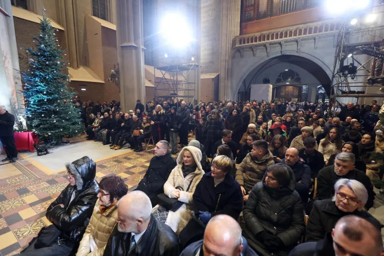 Prizori polnoćke u obnovljenoj Zagrebačkoj katedrali: Pogledajte tko je od političara bio u prvim redovima