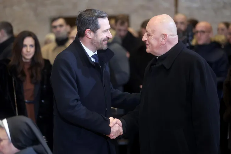 Prizori polnoćke u obnovljenoj Zagrebačkoj katedrali: Pogledajte tko je od političara bio u prvim redovima