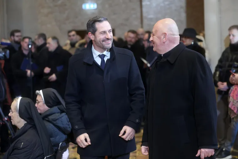 Prizori polnoćke u obnovljenoj Zagrebačkoj katedrali: Pogledajte tko je od političara bio u prvim redovima