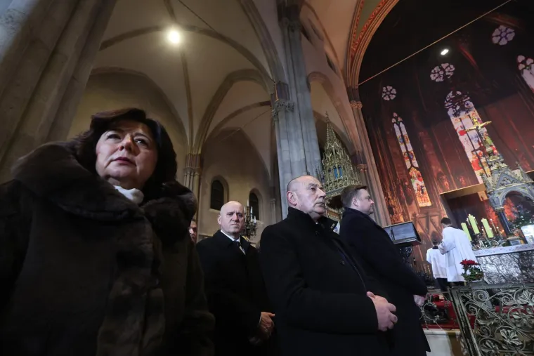 Prizori polnoćke u obnovljenoj Zagrebačkoj katedrali: Pogledajte tko je od političara bio u prvim redovima